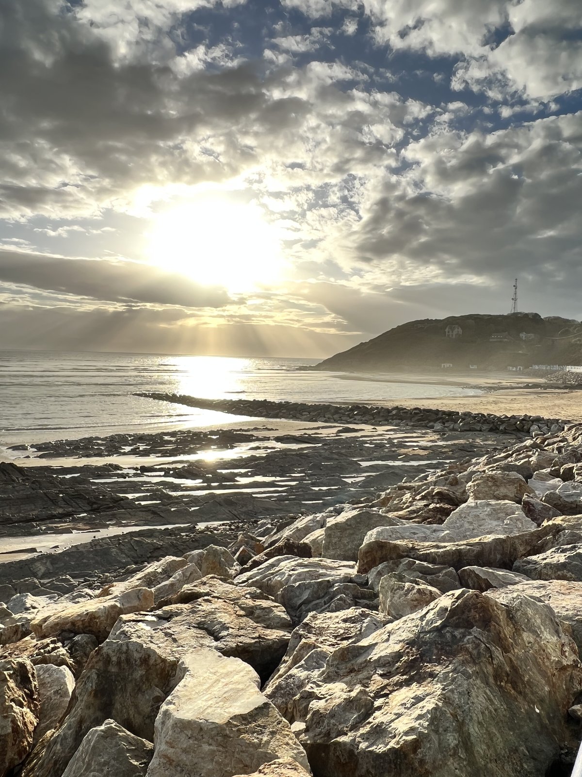 Côte rocheuse de Carteret avec rayons de soleil